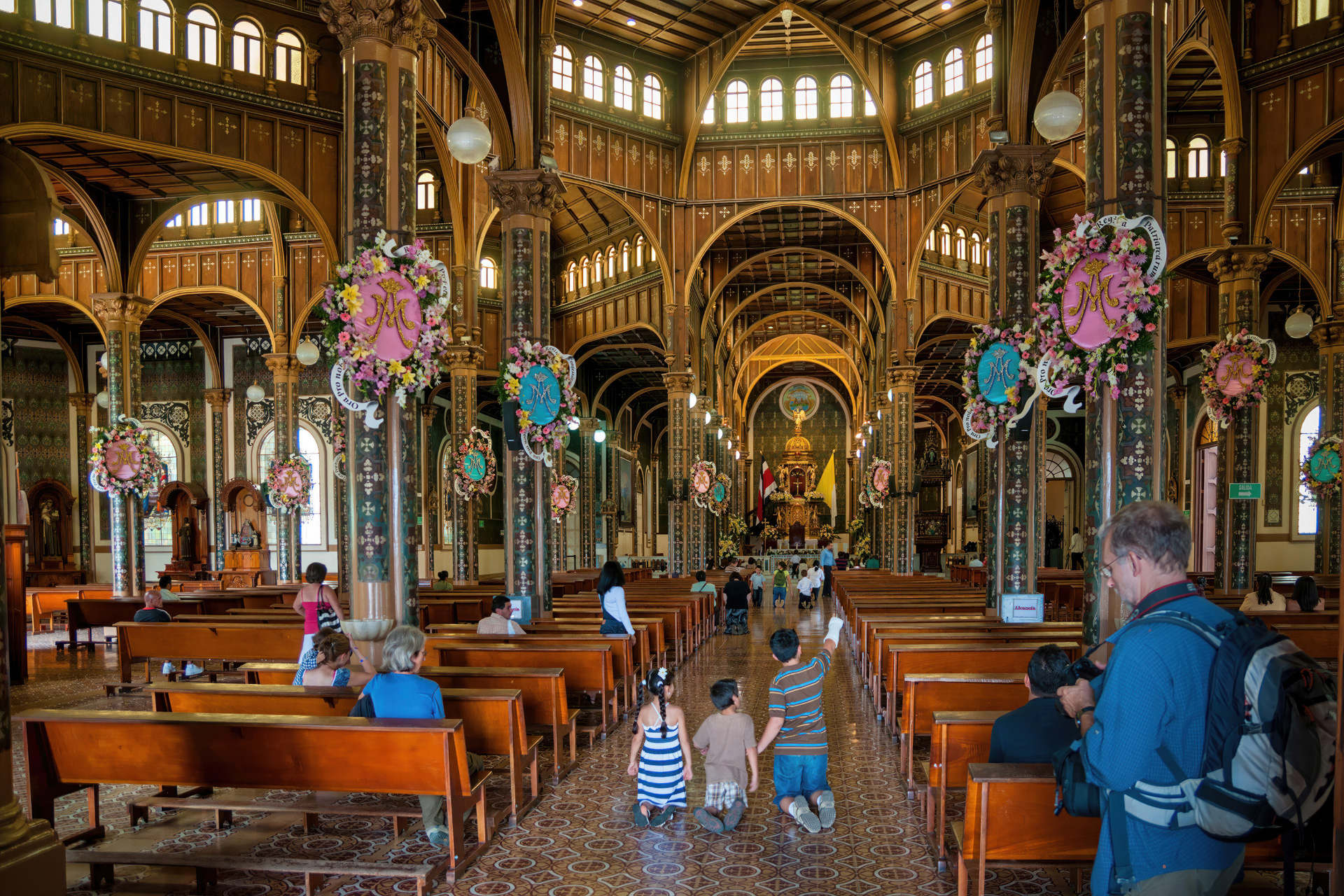 Im Inneren der Basilica de Nuestra Senora de los Angeles in Cartago